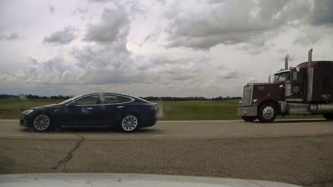  Canada Tesla driver charged over ‘napping while speeding’