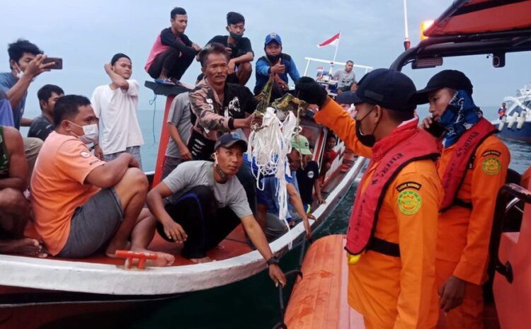 Indonesia Boeing 737 passenger plane crash site found, navy says