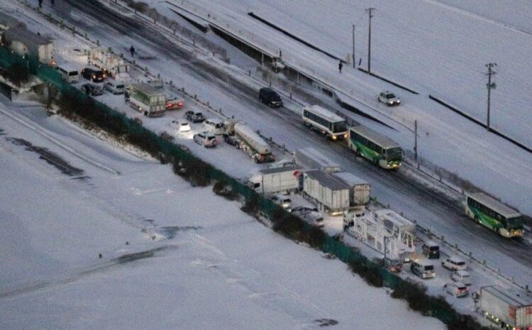  Japan: One dead as snowstorm causes 130-car pile-up