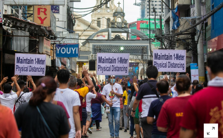  Philippines’ Catholics display devotion to Christ statue, pray for end of pandemic