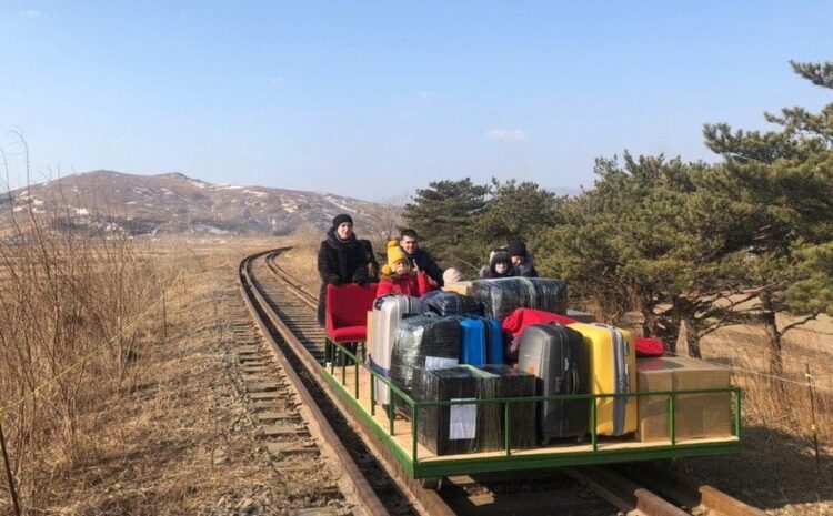 North Korea: Russian diplomats leave by hand-pushed trolley