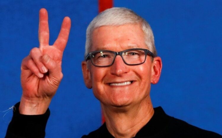  Apple chief executive Tim Cook gets $750m payout