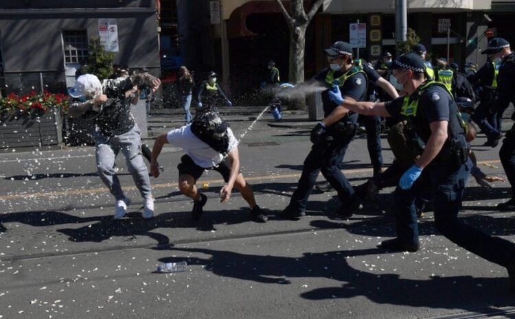 Covid: Australian police clash with anti-lockdown protesters