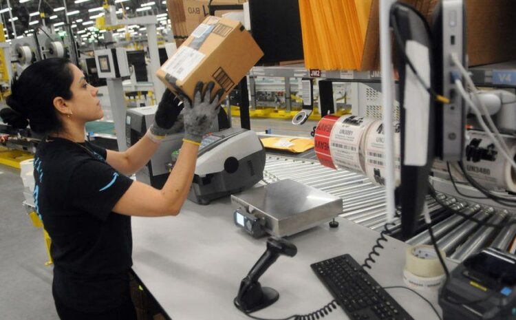  Amazon offers to pay college fees for 750,000 US staff