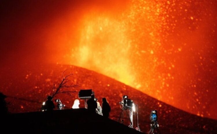 Canary Islands: Firefighters retreat as volcano intensifies