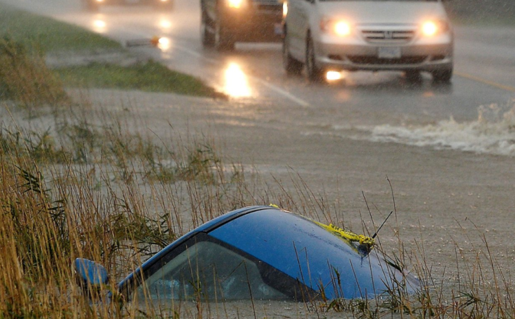 Deadly storm cuts transport links around Vancouver