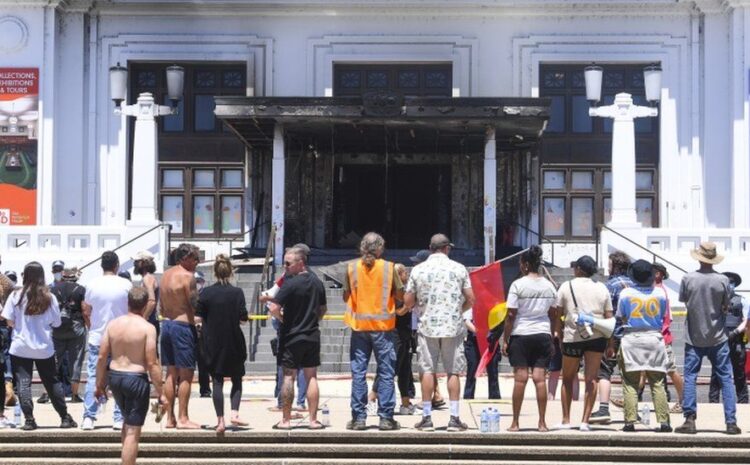 Australia: Protesters set Old Parliament House in Canberra on fire