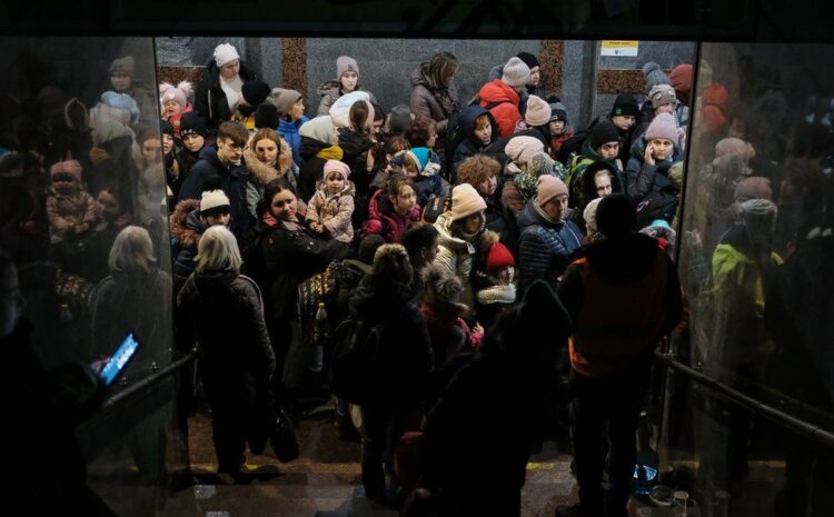  Chaos and tears as thousands try to catch a train out of Ukraine