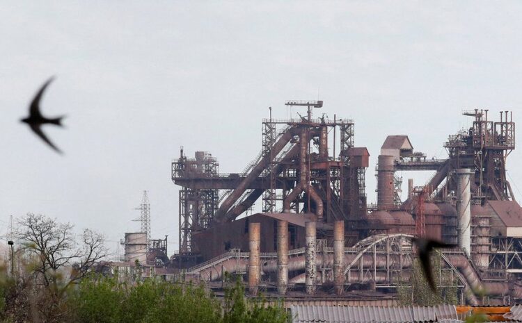  Mariupol civilians leave besieged Azovstal steelworks